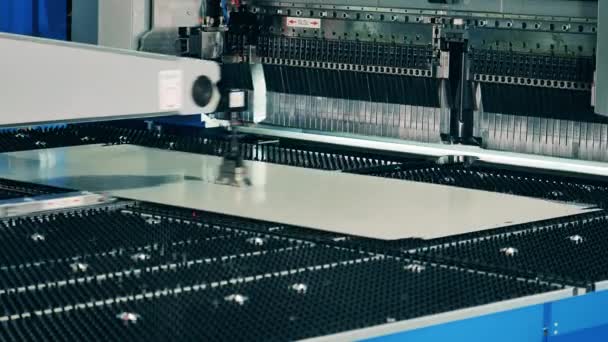 Průmyslové stroje zpracovávají hliníkové desky — Stock video
