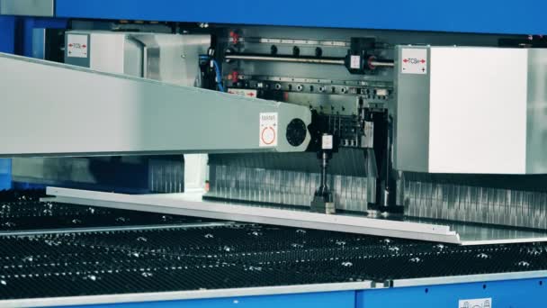 Rychlý pohyb nůžkového stroje na zpracování hliníkové desky — Stock video