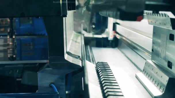 Nyíró gép alumínium lemez széleit dolgozza fel — Stock videók