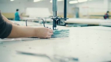 Tekstil parçaları fabrika jiletiyle kesiliyor.