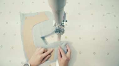 Tekstil işçisi kumaş kalıbı çıkarıyor.