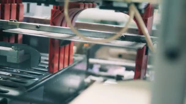 Maszyna do owijania papieru toaletowego w zakładzie papierniczym — Wideo stockowe