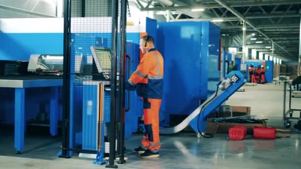 Specialist in het bedienen van een industriële machine in een moderne industriële fabriek — Stockvideo