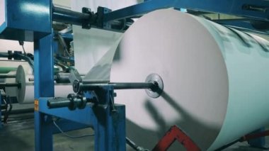 Kağıt fabrikasında işlevsel kağıt dönüştürme makinesi