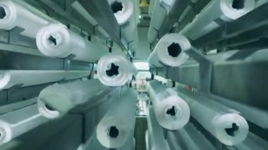 Makinede yukarı aşağı hareket eden kağıt rulolarının yakın çekim