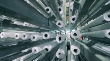 Bir üretim bandında yukarı aşağı hareket eden tuvalet kağıdı ruloları