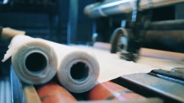 Bir kağıt fabrikasında kağıt kesme makinesi.