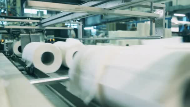 Туалетная бумага перемещается машиной — стоковое видео