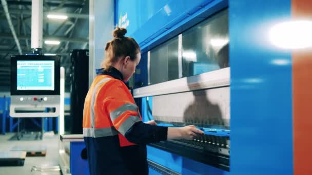 Trabajadora doblando placa de aluminio usando una máquina moderna — Vídeo de stock