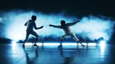 İki sporcunun folyo eskrimi pratiği. Aktif atlet, eskrim konsepti.