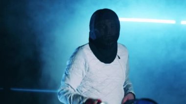 Erkek eskrimci rakibine saldırıyor. Etkin atlet, konsantrasyon konsepti.