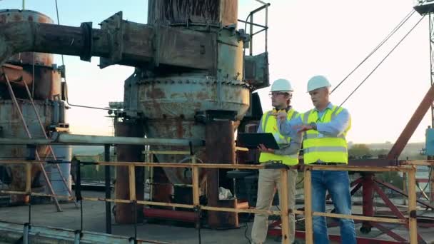 Colegas de engenharia estão planejando um projeto na zona de construção — Vídeo de Stock