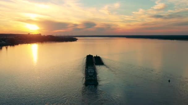 Schip vaart langs de rivier bij zonsondergang — Stockvideo