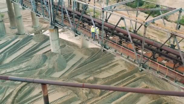 Construcción masiva de metal con dos ingenieros en la zona de canteras — Vídeos de Stock