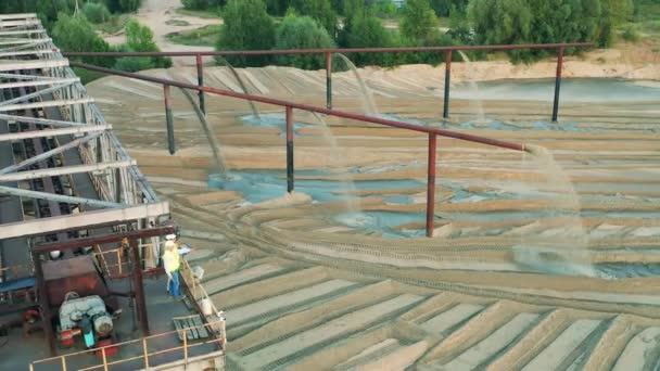 Boru hattı inşaat suyuna sahip sanayi bölgesi — Stok video