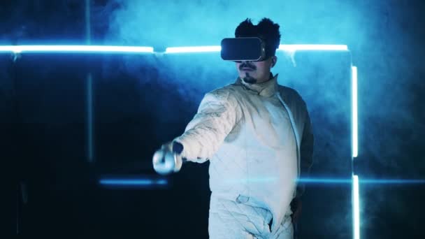 A man in VR-glasses is having a fencing practice — 图库视频影像