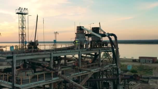 Construção de tubulações na área de mineração com dois engenheiros nela — Vídeo de Stock