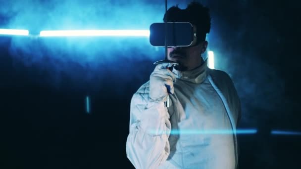 Een mannelijke schermer draagt een VR-bril tijdens de training. Actieve atleet, concentratieconcept. — Stockvideo