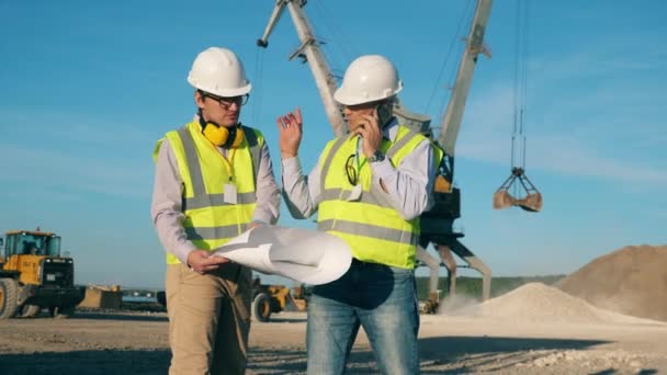 Ingenieros hablan de un proyecto en la zona minera — Vídeo de stock