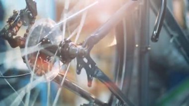 Bisiklet iskeletinde dönen arka tekerlek