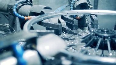 Özel otomatik makine bisikletin kenarında delikler açıyor.