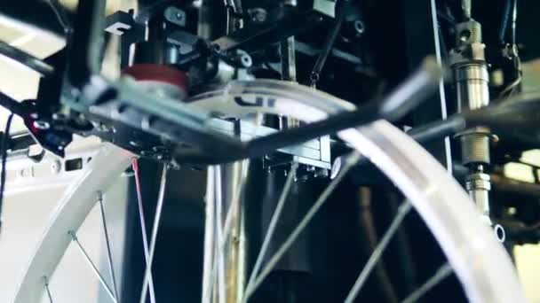 공장에서 자전거 테두리를 펴고 있는 현대식 기계 — 비디오