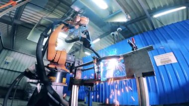 Motosiklet fabrikasında otomatik motor parçası kaynak işlemi