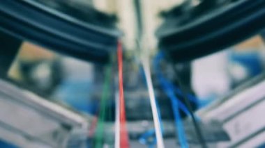 Farklı kablolar makaralara sarılı