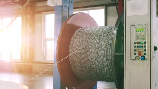 ケーブル製造工場での大きな回転スプール。ケーブル、ワイヤ製造工場. — ストック動画