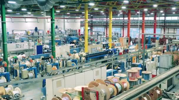 Pohled shora na velkou továrnu na výrobu kabelů — Stock video