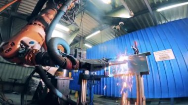 Otomatik robot kolu bir bisiklet çatalını kaynaklıyor.