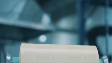 İki elektrikli tel makarası dönüyor.