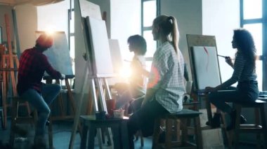 Bir grup resim öğrencisi ders sırasında resim çiziyor.