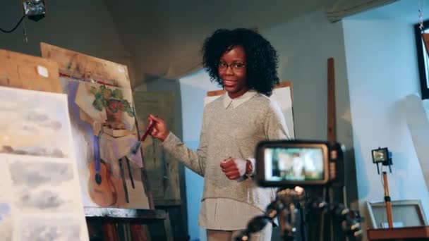 La leçon d'art d'une femme africaine est filmée sur une caméra — Video