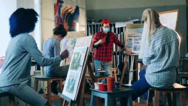 Groupe d'étudiantes étudient l'art dans un studio — Video