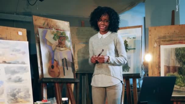 Online kunst les wordt gehouden door een Afrikaanse dame — Stockvideo