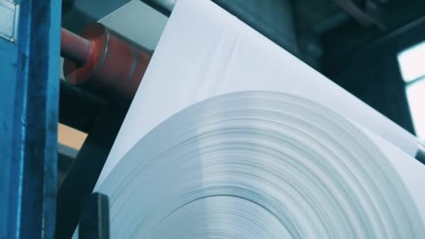 Σύγχρονη μηχανή μετατροπής χαρτιού σε ένα κοντινό πλάνο — Αρχείο Βίντεο