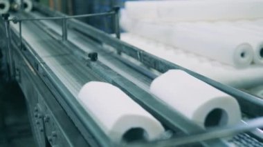 Kağıt, kağıt fabrikasında üretim hattını sarar.