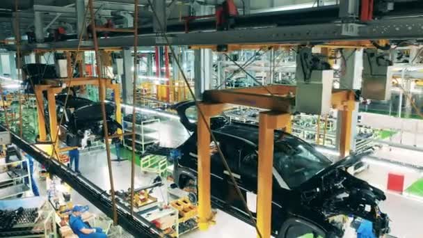 生産ラインに車両を組み立てる車の力学 — ストック動画