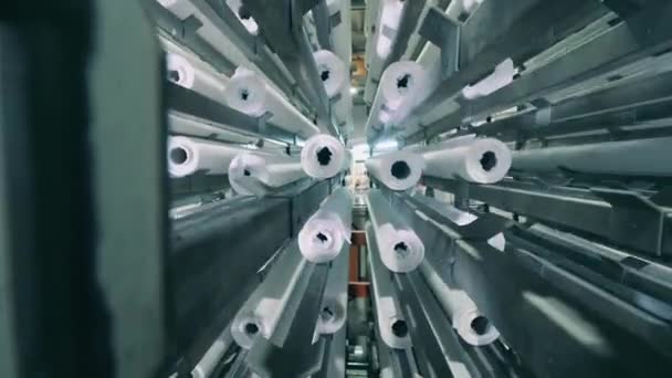 Rolki papieru poruszające się wraz z pionowym przenośnikiem w zakładzie papierniczym — Wideo stockowe