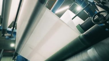 Modern bir kağıt üretim makinesinin alt görünümü