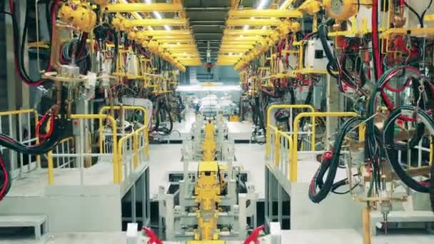 Auto-Fließband in einer modernen Autofabrik — Stockvideo