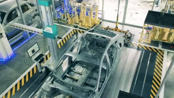 Roboterarm der Autofabrik inspiziert eine Fahrzeugkarosserie — Stockvideo