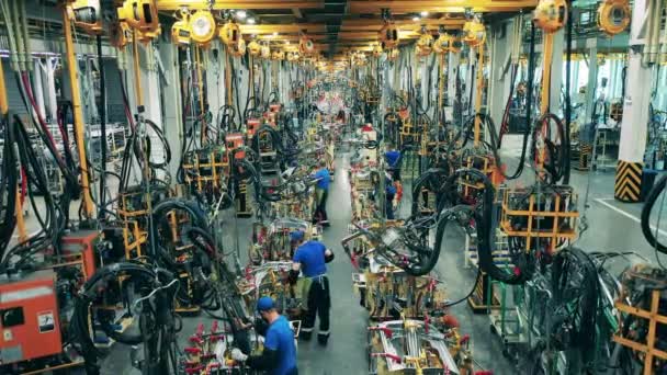 Mai mulți muncitori din fabrică de mașini care sudează piese auto la o fabrică de mașini — Videoclip de stoc
