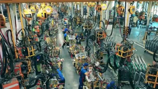Birkaç fabrika işçisi üretim bandında araba parçaları kaynak yapıyor. Zaman Uygulaması — Stok video