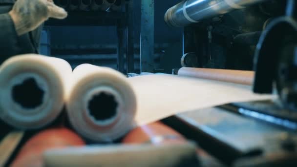 Kağıt rulo yapma makinesi bir fabrika işçisi tarafından çalıştırılıyor. — Stok video