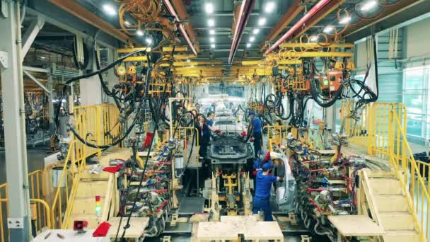 Operai che assemblano una carrozzeria in uno stabilimento automobilistico — Video Stock