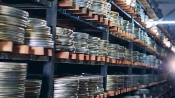 Arkivhyllor med filmband förpackade i fodral. Retrofilm, vintageteknik koncept. — Stockvideo