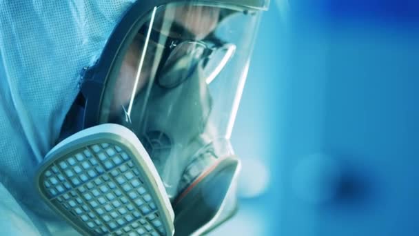Viso di uno specialista di laboratorio che indossa una maschera Hazmat — Video Stock