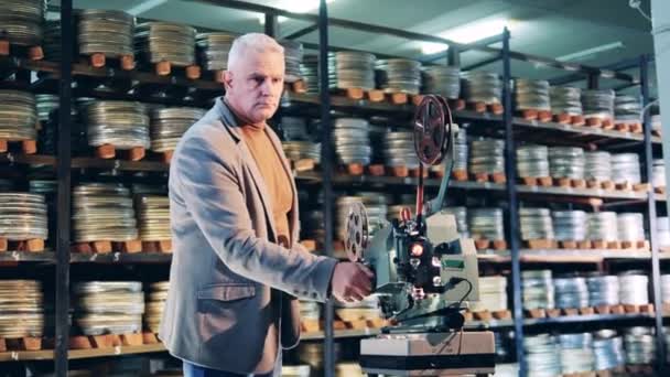 Filmarkivare lanserar en vintage projektor — Stockvideo